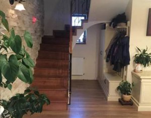 Maison 5 chambres à vendre dans Floresti