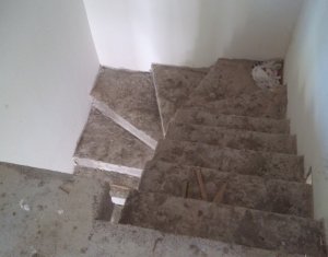 Maison 4 chambres à vendre dans Floresti