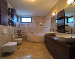Maison 4 chambres à vendre dans Floresti
