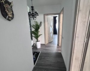 House 4 rooms for sale in Floresti