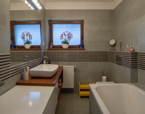 Maison 5 chambres à vendre dans Floresti