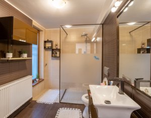 Maison 5 chambres à vendre dans Floresti