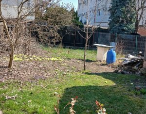 Casa in zona semicentrala, singur in curte, acces auto, spatiu mare de parcare