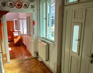 Casa in zona semicentrala, singur in curte, acces auto, spatiu mare de parcare