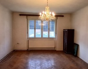 Casa in zona semicentrala, singur in curte, acces auto, spatiu mare de parcare