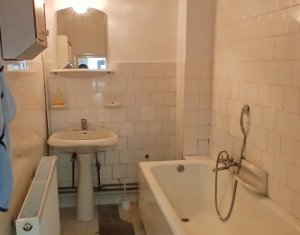 Casa in zona semicentrala, singur in curte, acces auto, spatiu mare de parcare