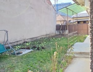 Casa in zona semicentrala, singur in curte, acces auto, spatiu mare de parcare
