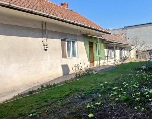 Casa in zona semicentrala, singur in curte, acces auto, spatiu mare de parcare