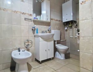 Casa cu posibilitate de reconversie, front la doua strazi - Dambu Rotund