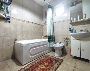 Casa cu posibilitate de reconversie, front la doua strazi - Dambu Rotund