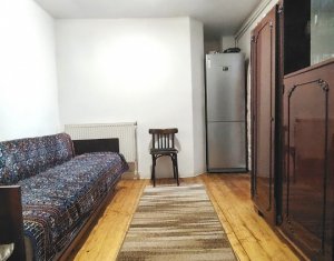 Casa cu posibilitate de reconversie, front la doua strazi - Dambu Rotund
