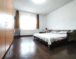 Casa cu posibilitate de reconversie, front la doua strazi - Dambu Rotund