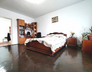 Casa cu posibilitate de reconversie, front la doua strazi - Dambu Rotund