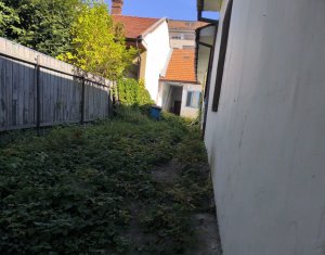 Oportunitate investitie - Casa renovabila, 2 camere, curte comuna, Centru