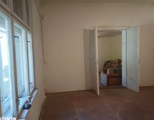 Oportunitate investitie - Casa renovabila, 2 camere, curte comuna, Centru